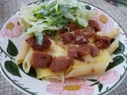 Unter 30 Minuten : Penne mit gebratener Wurst und Scheibenkäse und Salat - Rezept