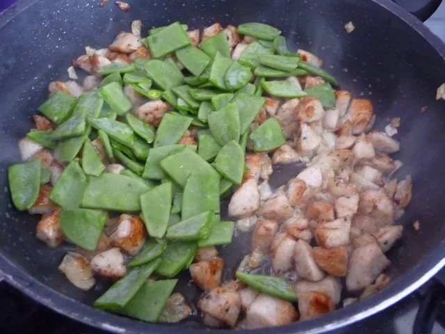 Rezept: Unter 30 Minuten : Gebratene Weißwurst mit Zuckerschoten an Bandnudeln Bild Nr. 6 Unter 30 Minuten : Gebratene Weißwurst mit Zuckerschoten an Bandnudeln - Rezept - Bild Nr. 6