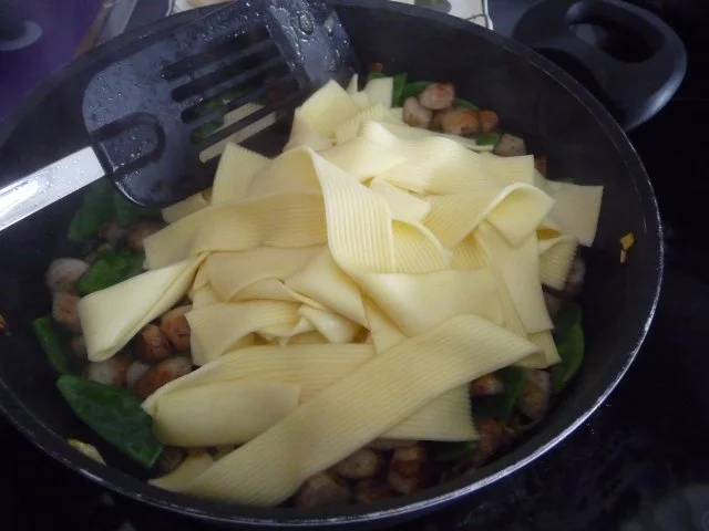 Rezept: Unter 30 Minuten : Gebratene Weißwurst mit Zuckerschoten an Bandnudeln Bild Nr. 7 Unter 30 Minuten : Gebratene Weißwurst mit Zuckerschoten an Bandnudeln - Rezept - Bild Nr. 7