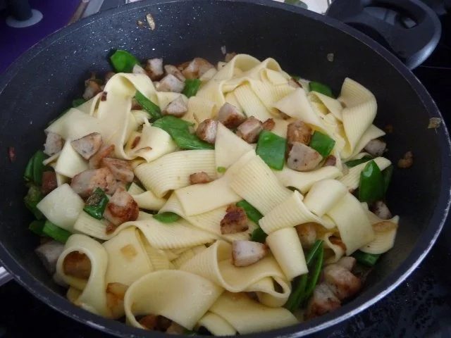 Rezept: Unter 30 Minuten : Gebratene Weißwurst mit Zuckerschoten an Bandnudeln Bild Nr. 8 Unter 30 Minuten : Gebratene Weißwurst mit Zuckerschoten an Bandnudeln - Rezept - Bild Nr. 8