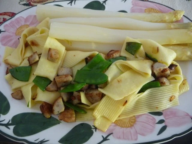 Rezept: Unter 30 Minuten : Gebratene Weißwurst mit Zuckerschoten an Bandnudeln Unter 30 Minuten : Gebratene Weißwurst mit Zuckerschoten an Bandnudeln - Rezept