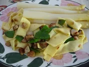 Unter 30 Minuten : Gebratene Weißwurst mit Zuckerschoten an Bandnudeln - Rezept