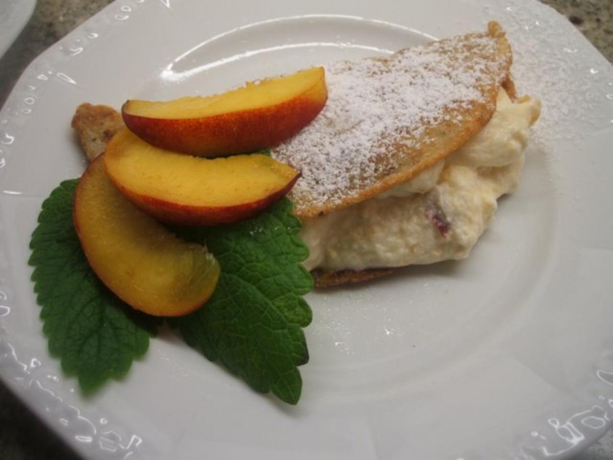 Bilder für Dessert: Vanille-Mandel-Pfannkuchen mit Nektarinenfüllung - Rezept