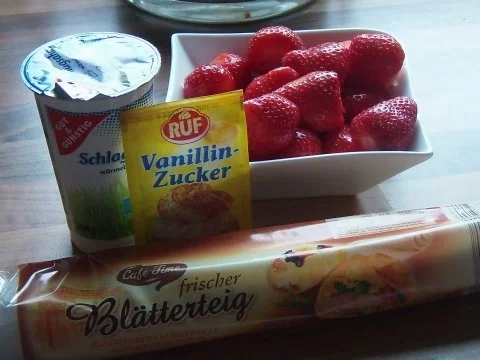 Rezept: Frische Erdbeeren auf Blätterteig mit Sahne Bild Nr. 2 Frische Erdbeeren auf Blätterteig mit Sahne - Rezept - Bild Nr. 2