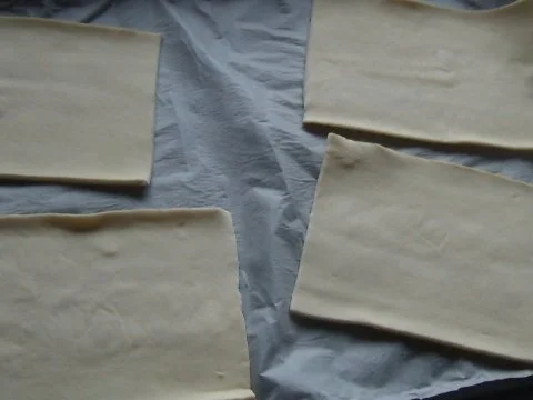 Rezept: Frische Erdbeeren auf Blätterteig mit Sahne Bild Nr. 3 Frische Erdbeeren auf Blätterteig mit Sahne - Rezept - Bild Nr. 3