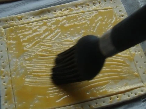 Rezept: Frische Erdbeeren auf Blätterteig mit Sahne Bild Nr. 6 Frische Erdbeeren auf Blätterteig mit Sahne - Rezept - Bild Nr. 6