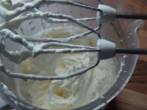 Rezept: Frische Erdbeeren auf Blätterteig mit Sahne Bild Nr. 7 Frische Erdbeeren auf Blätterteig mit Sahne - Rezept - Bild Nr. 7