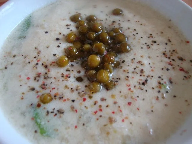 Spargel in legierter Limetten-Hühnersuppe mit "Butterchilli Erbsen" Topping - Rezept