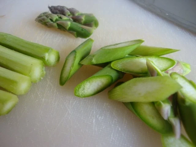 Spargel in legierter Limetten-Hühnersuppe mit "Butterchilli Erbsen" Topping - Rezept - Bild Nr. 5