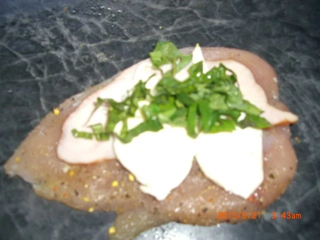 Rezept: Gefülltes Hühnerfilet mit Putenschinken Mozarella Basilikum in Eierschwammerlsauce Bild Nr. 4 Gefülltes Hühnerfilet mit Putenschinken Mozarella Basilikum in Eierschwammerlsauce - Rezept - Bild Nr. 4