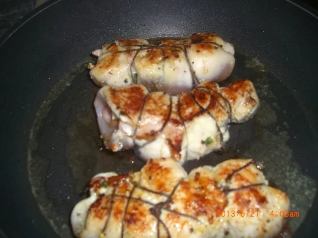 Rezept: Gefülltes Hühnerfilet mit Putenschinken Mozarella Basilikum in Eierschwammerlsauce Bild Nr. 6 Gefülltes Hühnerfilet mit Putenschinken Mozarella Basilikum in Eierschwammerlsauce - Rezept - Bild Nr. 6