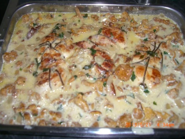 Rezept: Gefülltes Hühnerfilet mit Putenschinken Mozarella Basilikum in Eierschwammerlsauce Gefülltes Hühnerfilet mit Putenschinken Mozarella Basilikum in Eierschwammerlsauce - Rezept