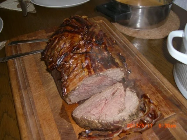 Rinderfilet im Speckmantel mit Bratkartoffel und Pfefferahmsauce - Rezept