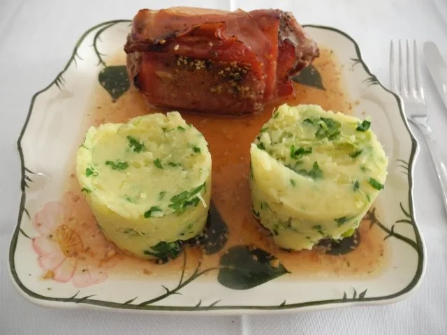 Rezept: Wild & Co : Gewickelte Kaninchenrückenteile mit Petersilien - Kartoffel - Stampf Bild Nr. 2 Wild & Co : Gewickelte Kaninchenrückenteile mit Petersilien - Kartoffel - Stampf - Rezept - Bild Nr. 2