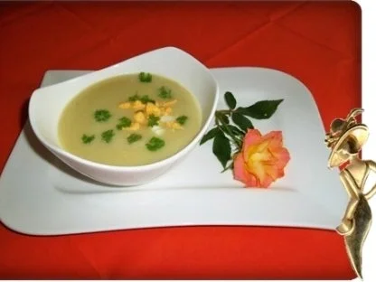 Spargelcremesuppe mit Eierstückchen - Rezept
