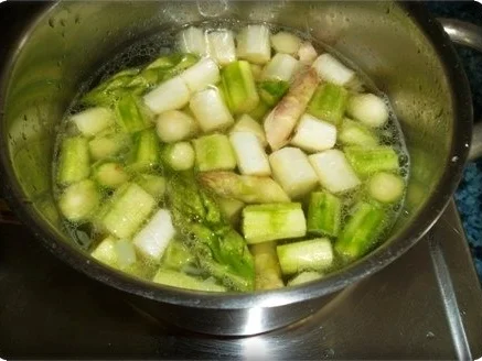 Spargelcremesuppe mit Eierstückchen - Rezept - Bild Nr. 12