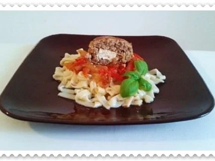 Fleischbällchen mit Käsefüllung, Bandnudeln und Paprikasalat - Rezept - Bild Nr. 2