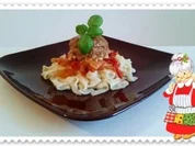 Fleischbällchen mit Käsefüllung, Bandnudeln und Paprikasalat - Rezept