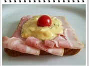 Bruschetta mit Jausenspeck, Bozner Sauce und Tomate. - Rezept