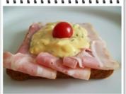 Bruschetta mit Jausenspeck, Bozner Sauce und Tomate. - Rezept