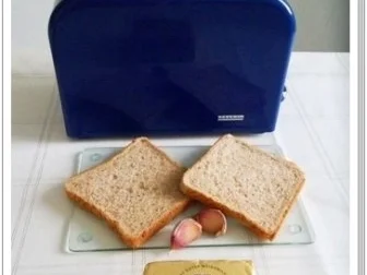 Bruschetta mit Jausenspeck, Bozner Sauce und Tomate. - Rezept - Bild Nr. 3