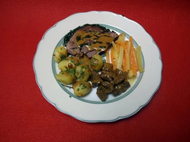 Lammbraten mit gebackenen Rosmarinkartoffeln und Jungmöhren an Sherry-Sahne-Soße - Rezept