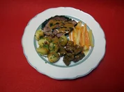 Lammbraten mit gebackenen Rosmarinkartoffeln und Jungmöhren an Sherry-Sahne-Soße - Rezept