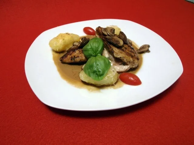 Rezept: Hähnchenbrust-Saltimbocca mit Champignon-Sherry-Soße und Parmesankartoffeln Hähnchenbrust-Saltimbocca mit Champignon-Sherry-Soße und Parmesankartoffeln - Rezept