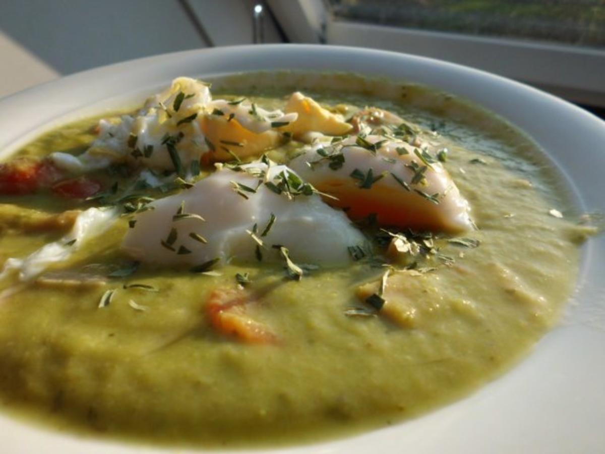 Suppe: Grüne Spargel-Pesto-Cremesuppe mit Ei, Tomate und Wurst - Rezept