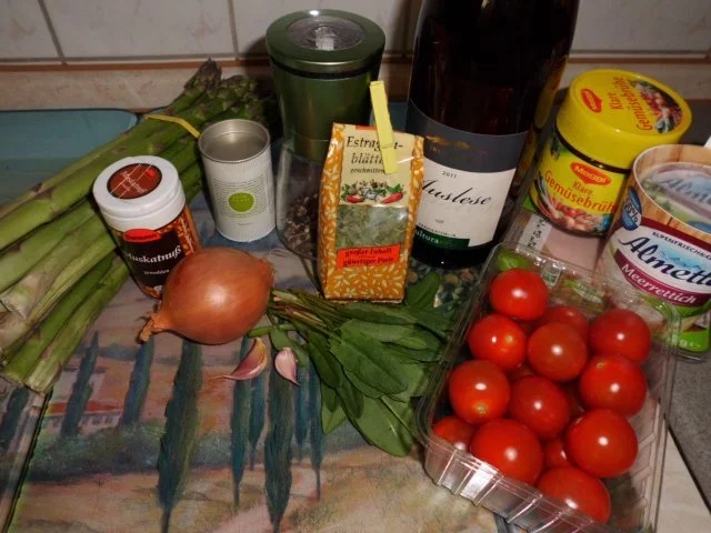 Rezept: Suppe: Grüne Spargel-Pesto-Cremesuppe mit Ei, Tomate und Wurst Bild Nr. 2 Suppe: Grüne Spargel-Pesto-Cremesuppe mit Ei, Tomate und Wurst - Rezept - Bild Nr. 2