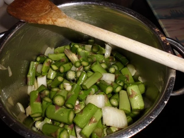 Rezept: Suppe: Grüne Spargel-Pesto-Cremesuppe mit Ei, Tomate und Wurst Bild Nr. 3 Suppe: Grüne Spargel-Pesto-Cremesuppe mit Ei, Tomate und Wurst - Rezept - Bild Nr. 3