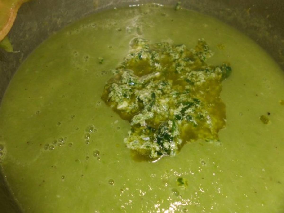 Suppe: Grüne Spargel-Pesto-Cremesuppe mit Ei, Tomate und Wurst - Rezept - Bild Nr. 5