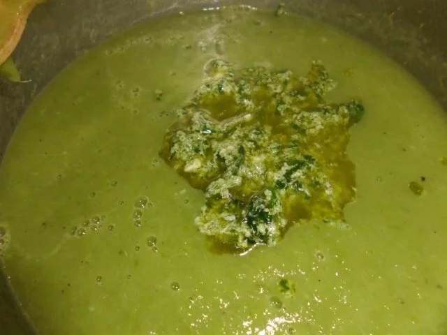 Rezept: Suppe: Grüne Spargel-Pesto-Cremesuppe mit Ei, Tomate und Wurst Bild Nr. 5 Suppe: Grüne Spargel-Pesto-Cremesuppe mit Ei, Tomate und Wurst - Rezept - Bild Nr. 5