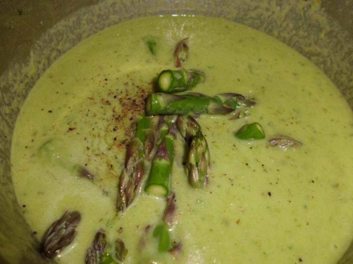 Suppe: Grüne Spargel-Pesto-Cremesuppe mit Ei, Tomate und Wurst - Rezept - Bild Nr. 6