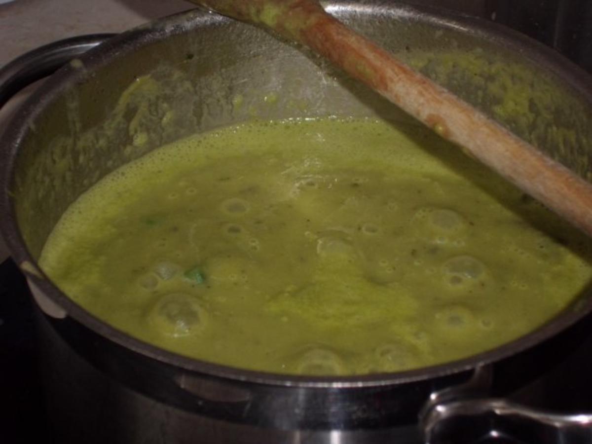 Suppe: Grüne Spargel-Pesto-Cremesuppe mit Ei, Tomate und Wurst - Rezept - Bild Nr. 7