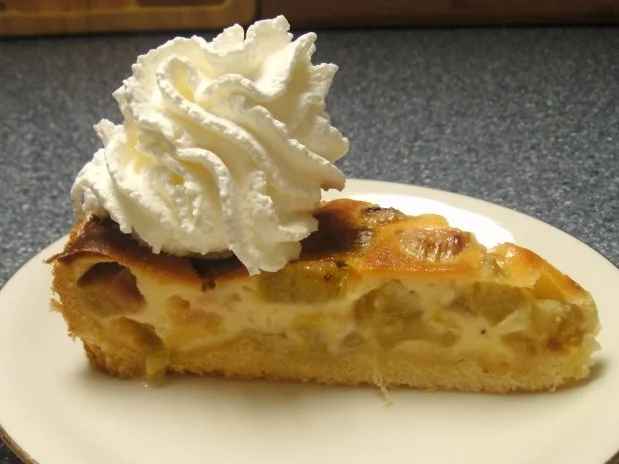 Rezept: Rhabarberkuchen mit Frischkäseguss Rhabarberkuchen mit Frischkäseguss - Rezept