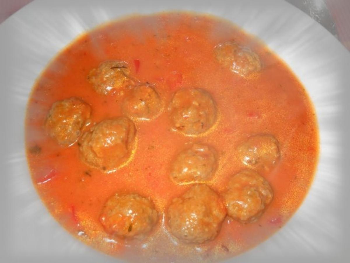 Tomatencremesuppe mit Fleischbällchen - Rezept - kochbar.de