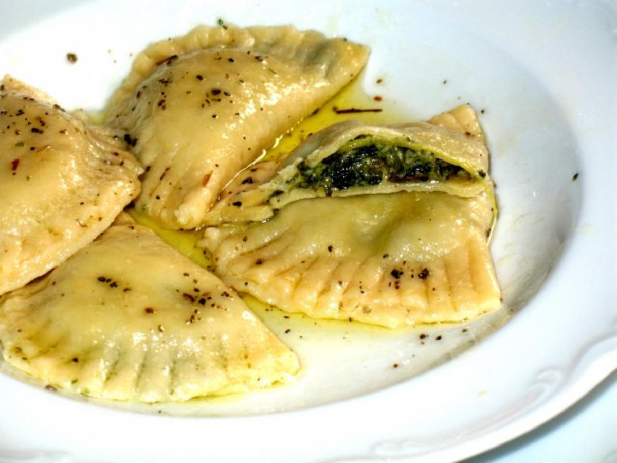 Pasta - Ravioli, selbst gemacht, mit Spinat-Ricotta-Parmesan-Füllung ...