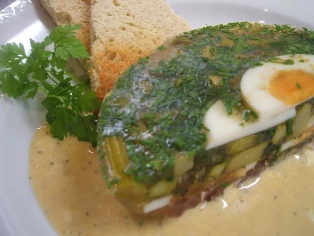 Sülzen: Spargelsülze mit schneller Soße - Rezept