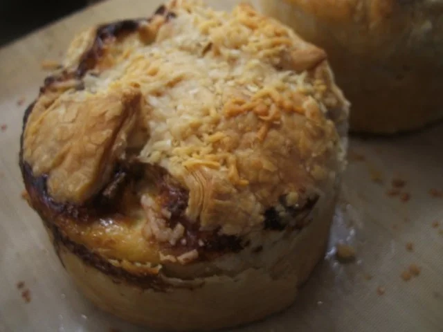 Rezept: Pikantes Backen: Spargel-Lauch-Gemüse im Blätterteig versteckt Pikantes Backen: Spargel-Lauch-Gemüse im Blätterteig versteckt - Rezept