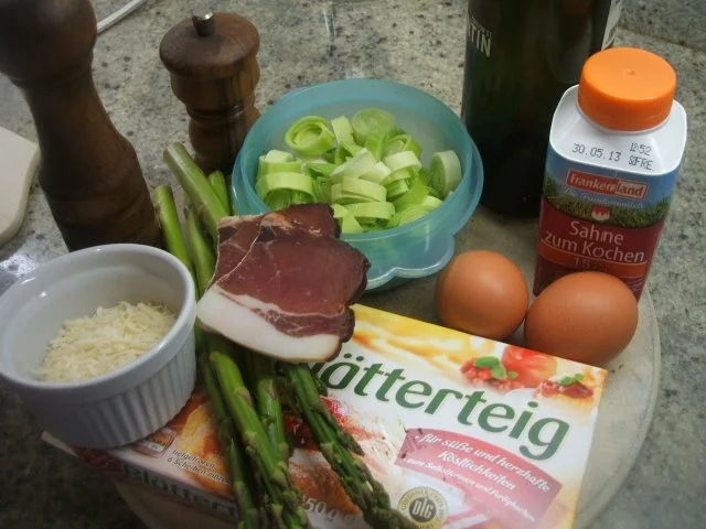 Rezept: Pikantes Backen: Spargel-Lauch-Gemüse im Blätterteig versteckt Bild Nr. 2 Pikantes Backen: Spargel-Lauch-Gemüse im Blätterteig versteckt - Rezept - Bild Nr. 2