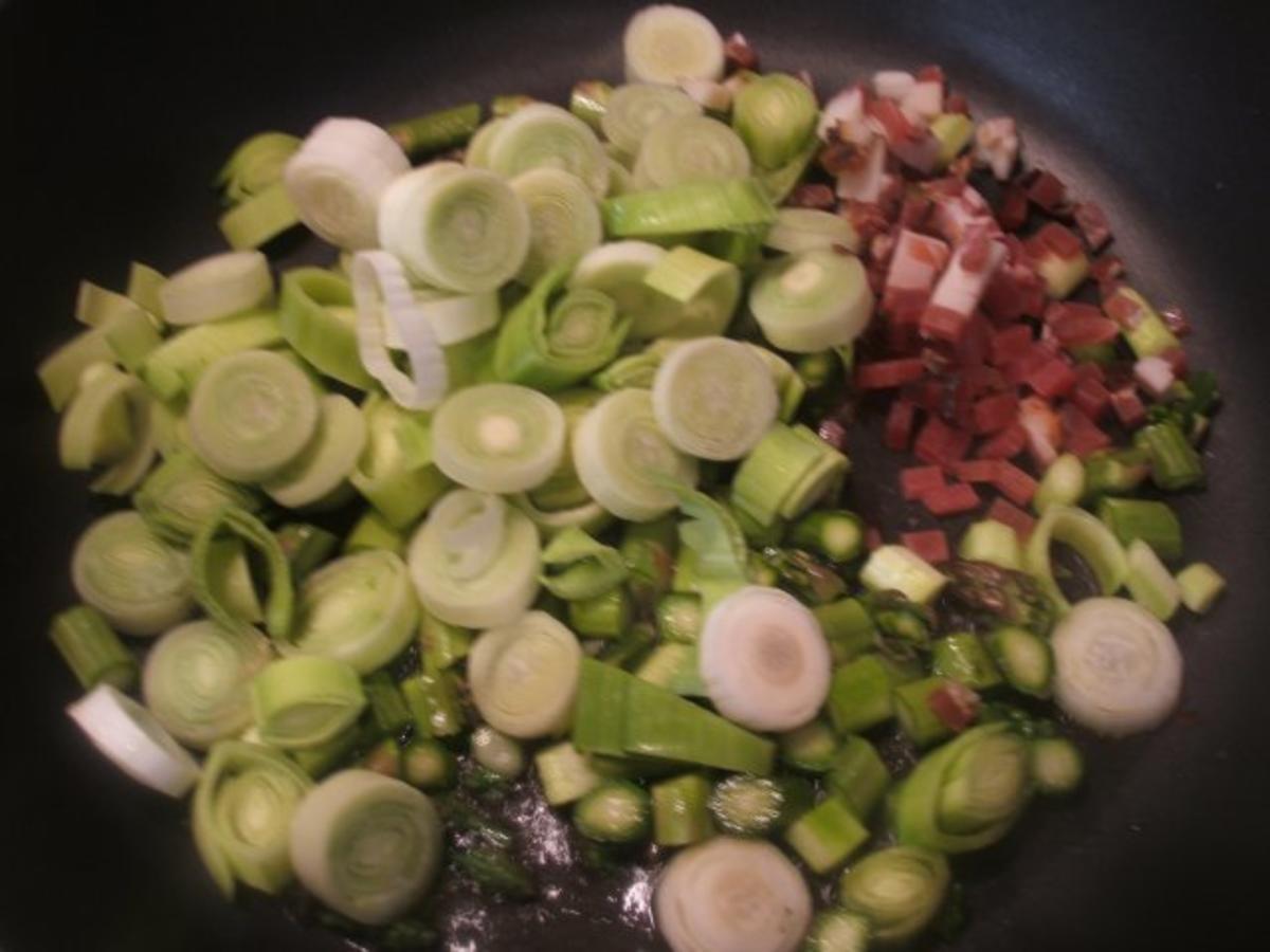 Pikantes Backen: Spargel-Lauch-Gemüse im Blätterteig versteckt - Rezept - Bild Nr. 3