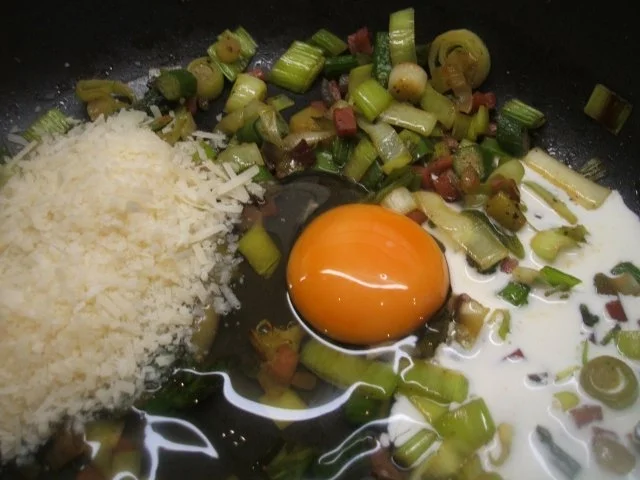 Rezept: Pikantes Backen: Spargel-Lauch-Gemüse im Blätterteig versteckt Bild Nr. 7 Pikantes Backen: Spargel-Lauch-Gemüse im Blätterteig versteckt - Rezept - Bild Nr. 7