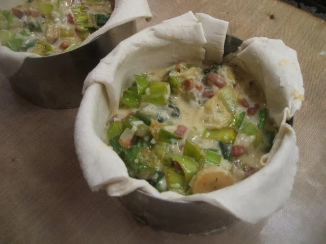 Rezept: Pikantes Backen: Spargel-Lauch-Gemüse im Blätterteig versteckt Bild Nr. 8 Pikantes Backen: Spargel-Lauch-Gemüse im Blätterteig versteckt - Rezept - Bild Nr. 8