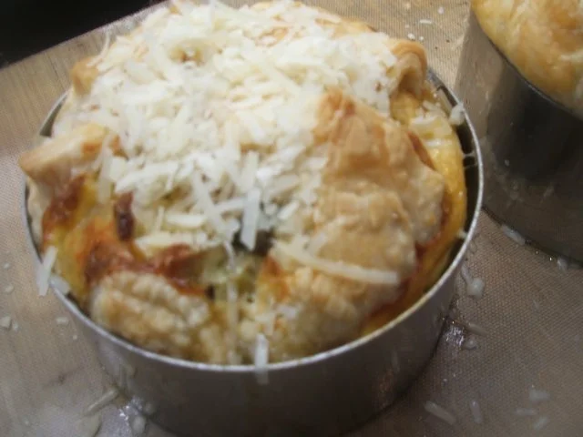 Rezept: Pikantes Backen: Spargel-Lauch-Gemüse im Blätterteig versteckt Bild Nr. 10 Pikantes Backen: Spargel-Lauch-Gemüse im Blätterteig versteckt - Rezept - Bild Nr. 10