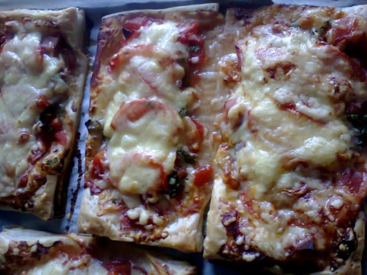 Pizza-Schnitten auf Blätterteig gebacken - Rezept - kochbar.de