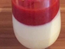 Weiße Mousse mit Erdbeersoße - Rezept