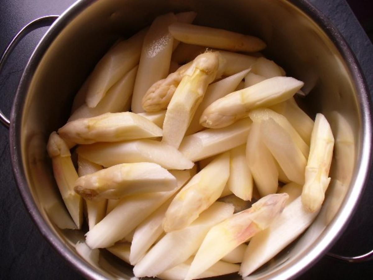 Frischer Spargel mit Kartoffeln und gekochtem Schinken - Rezept ...