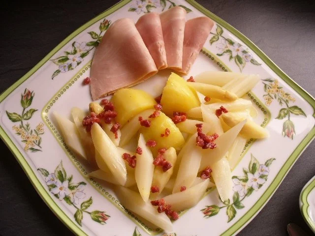 Frischer Spargel mit Kartoffeln und gekochtem Schinken - Rezept