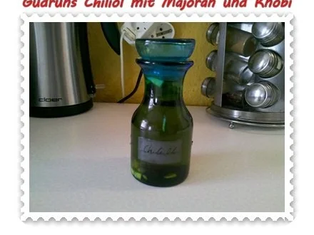 Rezept: Öl: Chiliöl mit Majoran und Knobi Öl: Chiliöl mit Majoran und Knobi - Rezept